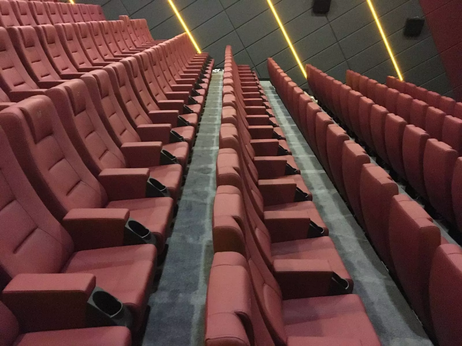 Durable cinema chairs for heavy use Image